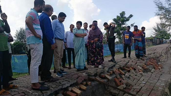 মোংলায় ভাঙ্গনকবলিত বেড়িবাঁধ পরিদর্শন করলে নির্বাহী কর্মকর্তার