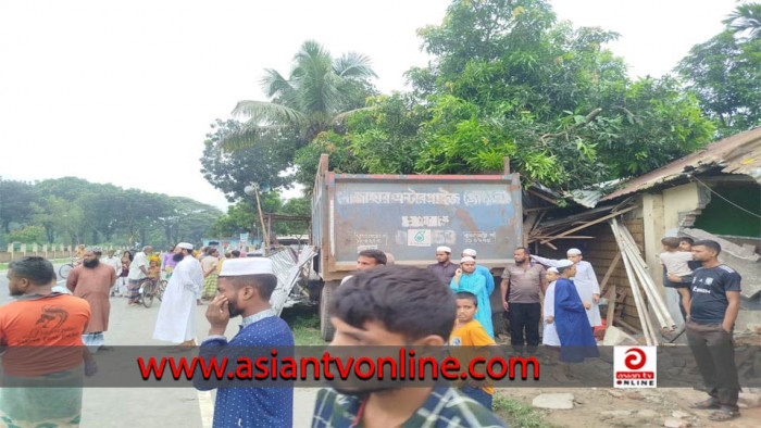 গভীর রাতে মাদরাসার দেয়াল ভেঙে রুমে ঢুকলো ট্রাক, ঘুমন্ত ১৪ শিক্ষার্থী আহত