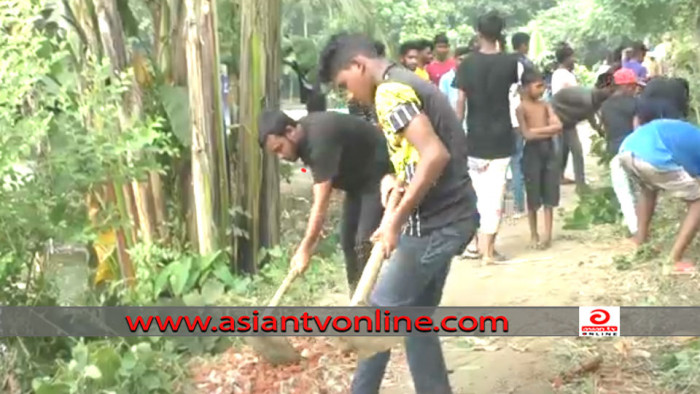 গোপালপুরে টিফিনের টাকায় রাস্তা সংস্কার করছে শিক্ষার্থীরা