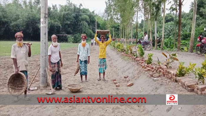 নিজস্ব অর্থায়নে রাস্তা মেরামত করলেন ক্লাবের সদস্যরা