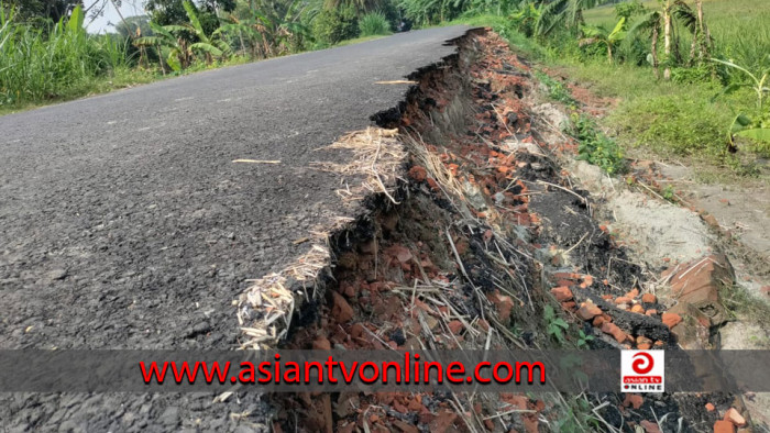 শিবচরে নির্মাণের ২ মাস না যেতেই সড়কে ধস