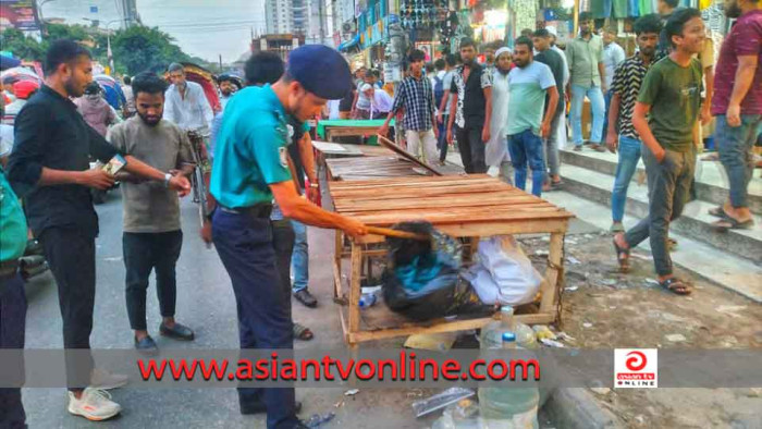 রাজধানীর নিউমার্কেটে ফুটপাত দখলমুক্ত করতে পুলিশের অভিযান