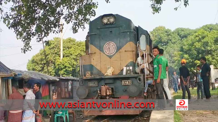 উত্তরা এক্সপ্রেস ট্রেন বন্ধ থাকায় ভোগান্তি পোহাতে হচ্ছে যাত্রীদের