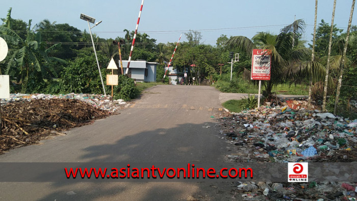 নাঙ্গলকোট পৌরসভা: সড়কের পাশে ময়লার দুর্গন্ধে অতিষ্ঠ জনজীবন