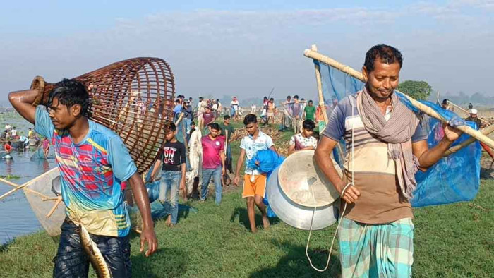 রুহুল বিলে বাউৎ উৎসবে মেতেছেন সৌখিন মৎস্য শিকারীরা