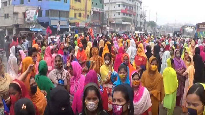 গাজীপুরে চাকরিতে পুনর্বহালের দাবিতে শ্রমিকদের বিক্ষোভ