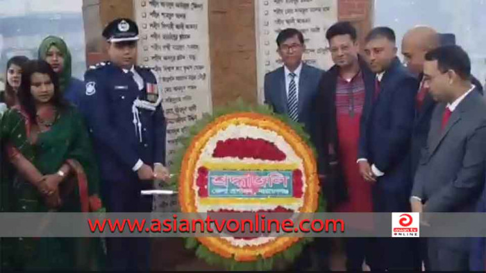 বিজয়স্তম্ভে নারায়ণগঞ্জ ডিসি ও এসপির পুষ্পস্তবক অর্পণ