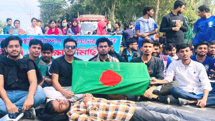 স্থায়ী ক্যাম্পাসের দাবিতে রবীন্দ্র বিশ্ববিদ্যালয় শিক্ষার্থীদের মহাসড়ক অবরোধ