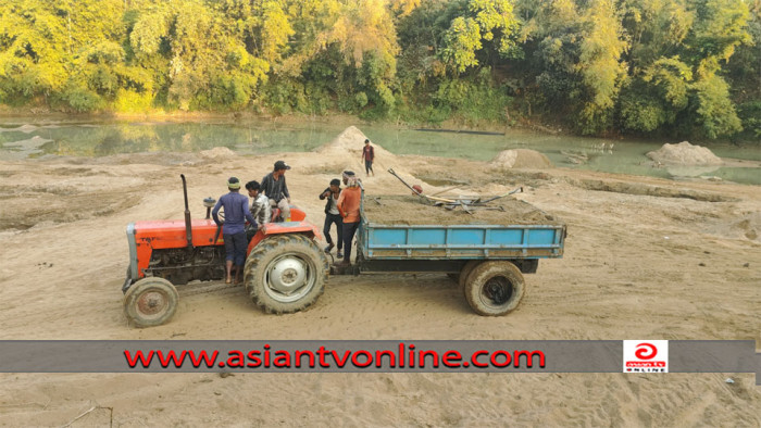 দোয়ারাবাজারে বিজিবির নাকের ডগায় মৌলা নদীতে লুট হচ্ছে বালু, দেখার কেউ নেই