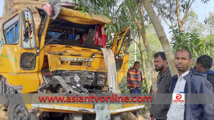 ঘোড়াঘাটে ট্রাকে-ট্রাকে ধাক্কা, চালক নিহত