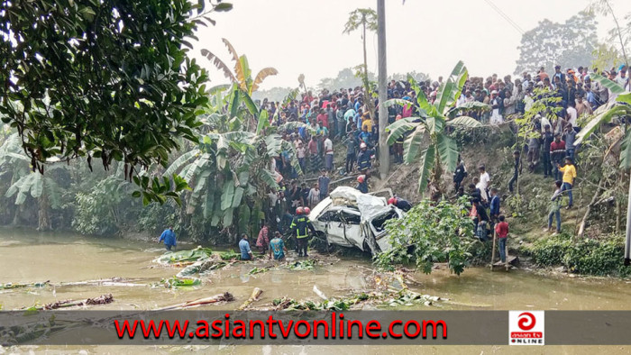 ফরিদপুরে ট্রেনের ধাক্কায় পুকুরে মাইক্রোবাস, নিহত ৫