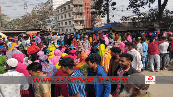 ফতুল্লায় শ্রমিকদের সড়ক অবরোধ ও বিক্ষোভ অনুষ্ঠিত