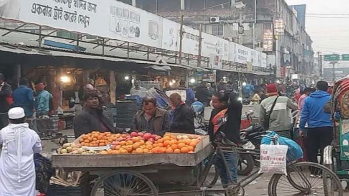 অবৈধ ব্যবসায়ীর দখলে মানিকগঞ্জের রাস্তা-ফুটপাত