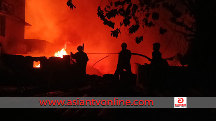 রাজধানীর খিলগাঁওয়ের তালতলায় পুড়ে ছাই ২০ দোকান