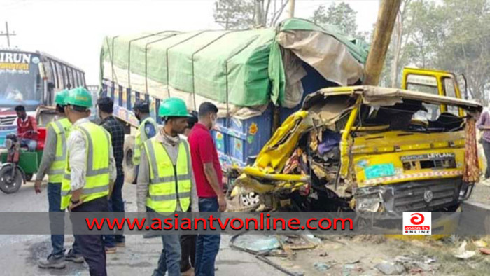 নরসিংদীতে বাস-ট্রাক-প্রাইভেটকারের ত্রিমুখী সংঘর্ষ, আহত ৬৩