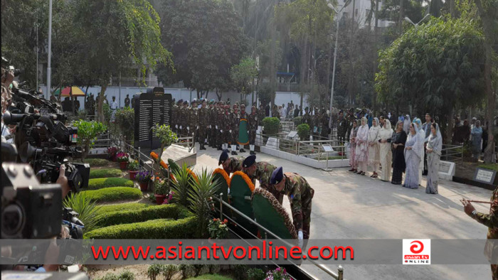 সামরিক কবরস্থানে স্বরাষ্ট্র উপদেষ্টা, তিন বাহিনী প্রধানের শ্রদ্ধা