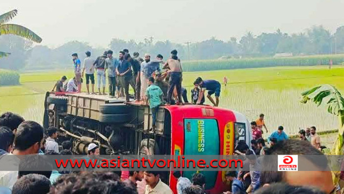 ইবির বাস উল্টে পড়ে গেল ধান ক্ষেতে, আহত ১৫ শিক্ষার্থী