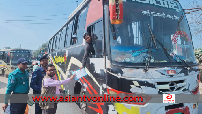 সড়ক দুর্ঘটনা রোধে রাজশাহীতে লিফলেট ও স্টিকার বিতরণ