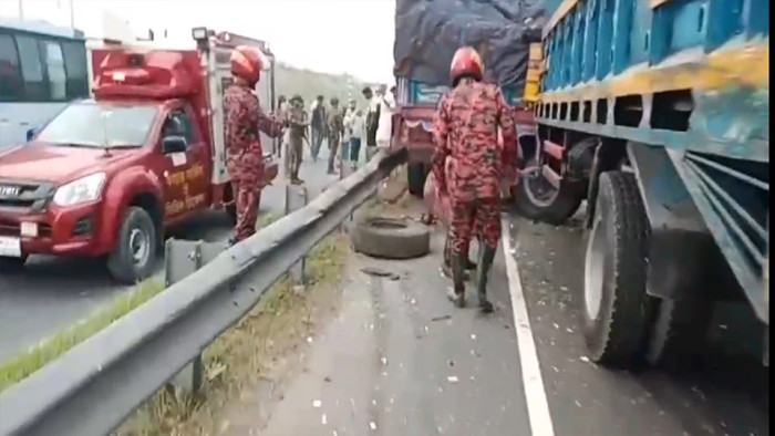 মুন্সীগঞ্জের মাওয়া এক্সপ্রেসওয়েতে সড়ক দুর্ঘটনায় নিহত ১ ও আহত ১