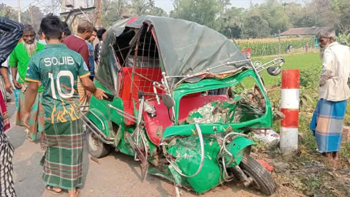 ময়মনসিংহের ফুলপুরে সড়ক দুর্ঘটনায় নিহত ৩