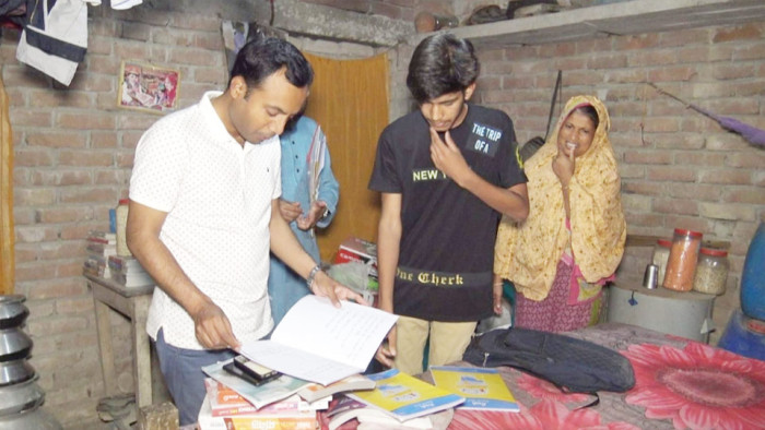 মেহেরপুরে রাতের আঁধারে শিক্ষার্থীর বাড়িতে ইউএনও