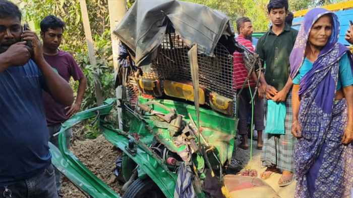 গাজীপুরে ট্রাক-সিএনজির সংঘর্ষে নিহত ৩