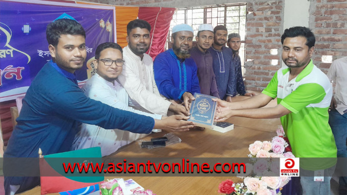 নলডাঙ্গায় ইসলামী ছাত্রশিবিরের পক্ষ থেকে পবিত্র কুরআন বিতরণ